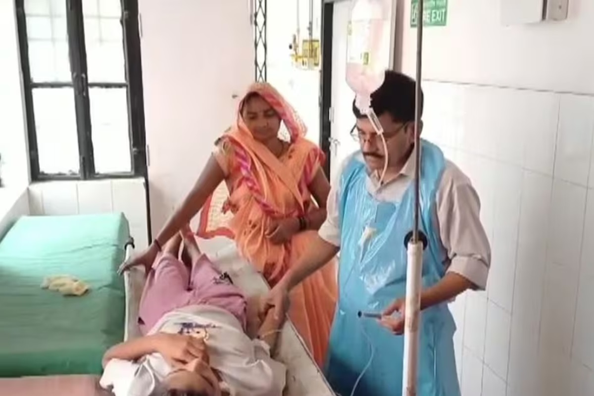 Kaushambi News: काल बनकर घर के पास मंडरा रहा है सांप, 9वीं की छात्रा को एक महीने में 9 बार डसा, DFO बोला- सांप की प्राइवेसी भंग की