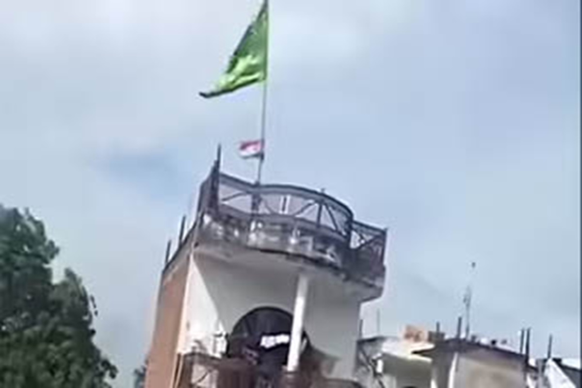 Uttar Pradesh News: इस मस्जिद में तिरंगे का अपमान, राष्ट्रीय ध्वज से ऊंचा फहराया इस्लामी झंडा, इमाम पर केस दर्ज