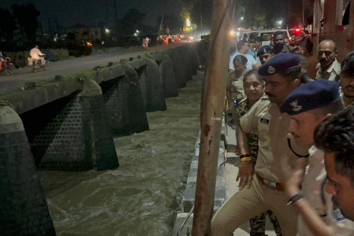 Ujjain Accident News: तेज रफ्तार कार क्षिप्रा नदी में गिरी, रेस्क्यू में ड्रोन और गोताखोर जुटे, ऑपरेशन जारी