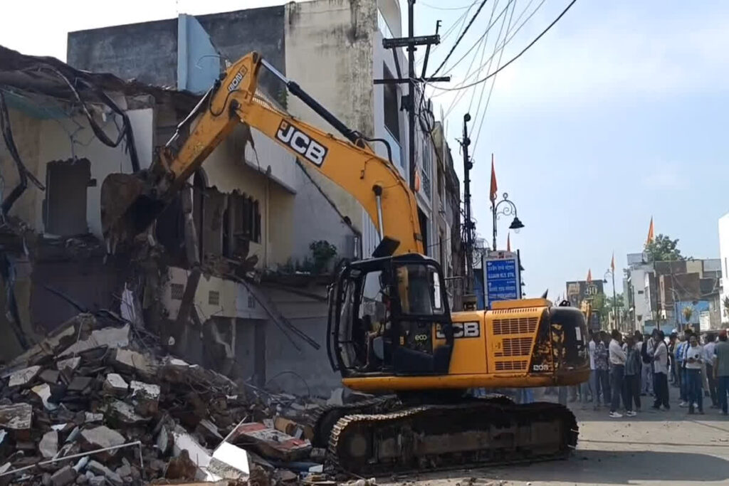 Ujjain News, Begumbag Ujjain, Ujjain Illegal Construction, Ujjain Municipal Corporation Action, Ujjain Development Authority, Ujjain Bulldozer Action, Ujjain Demolition Drive, Ujjain Encroachment Removal, Mahakal Temple Area News, Singhast 2028 Ujjain, Ujjain Property Demolition, Begumbag Demolition, Ujjain Police Action, Illegal Hotels Ujjain, Ujjain Civic News