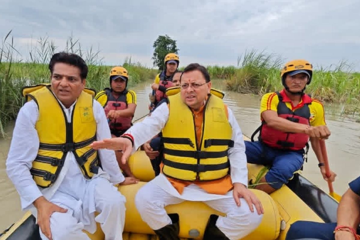 Uttarakhand News: आपदा की घड़ी में बने मिसाल, मुख्यमंत्री पुष्कर सिंह धामी ने ट्रैक्टर से जलमग्न इलाकों का किया निरीक्षण, राहत और पुनर्वास कार्यों के निर्देश दिए