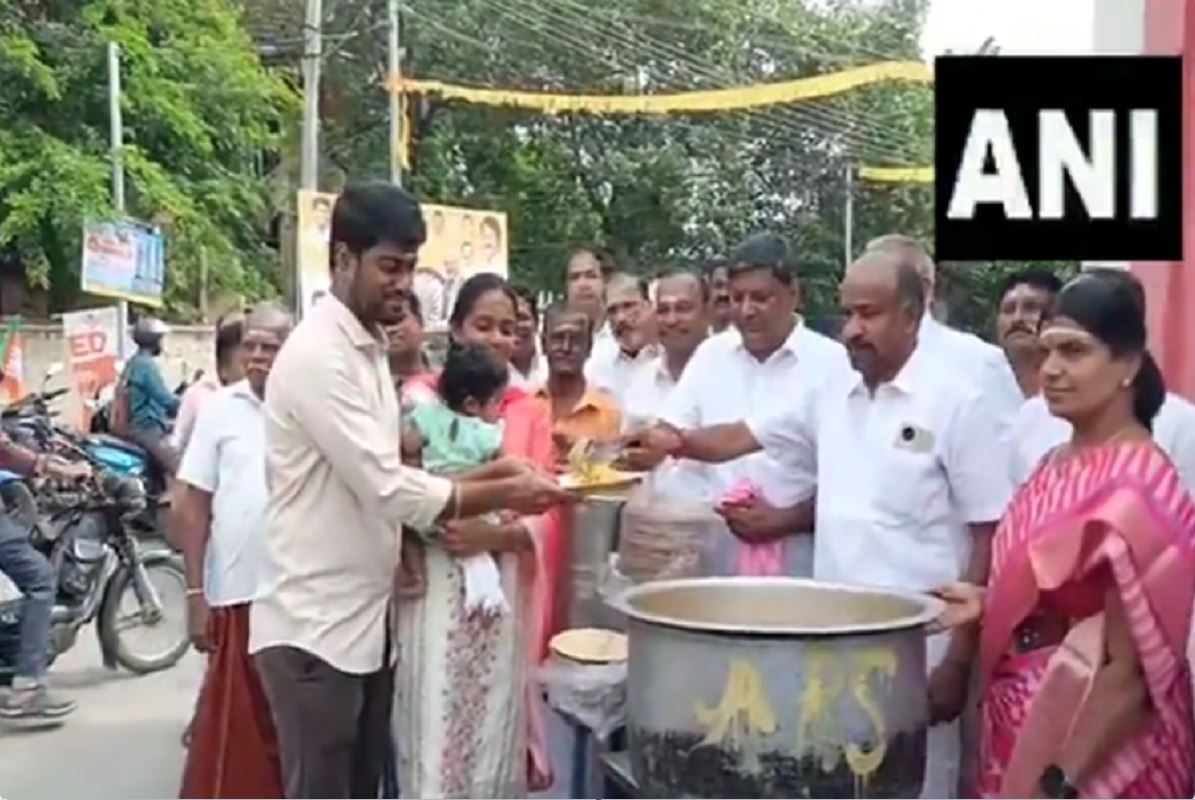 Vice president election: सीपी राधाकृष्णन के गृह नगर में ‘संभावित’ जीत का जश्न शुरू.. भंडारे का आयोजन, की जा रही आतिशबाजी