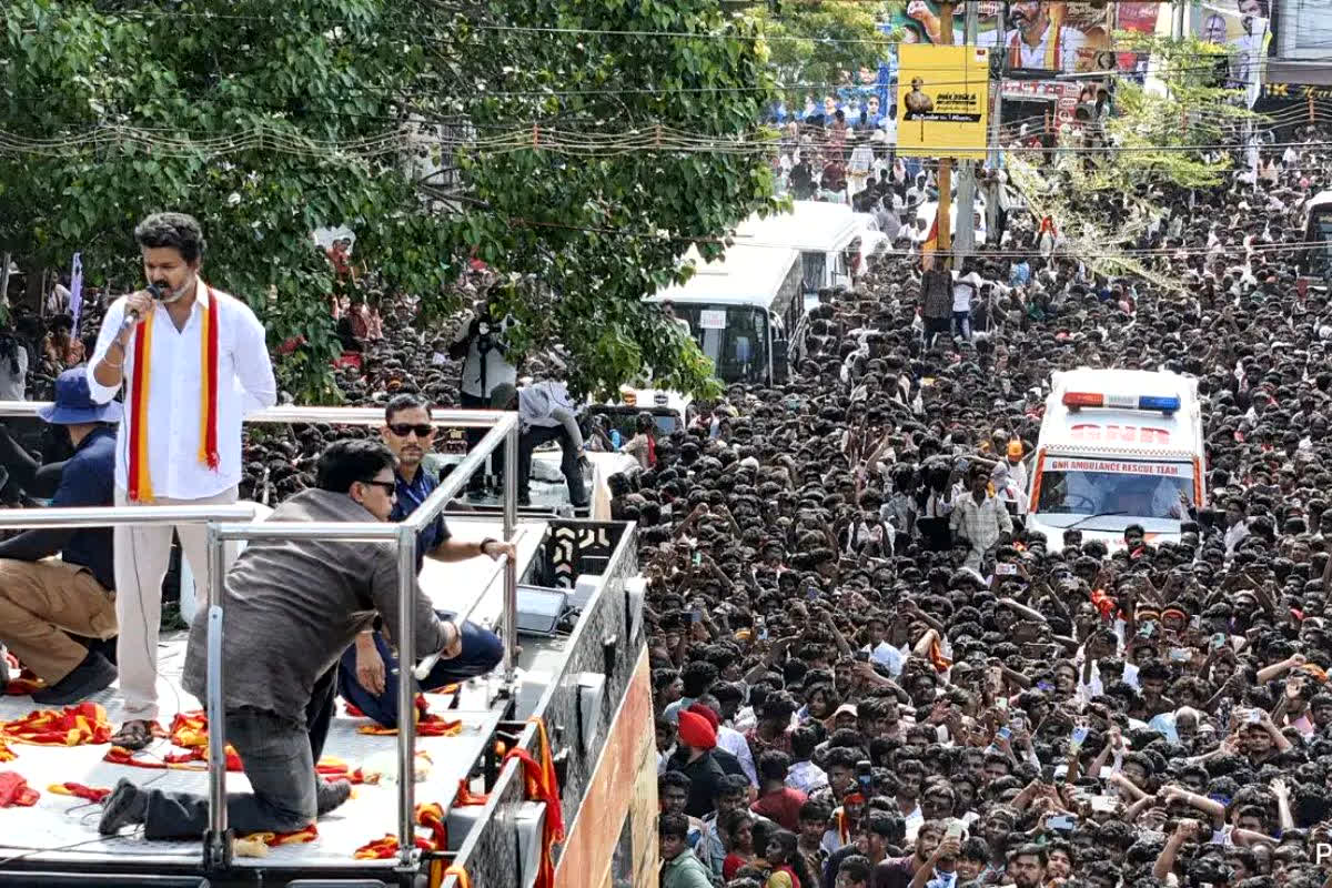 Karur Stampede Update News Video: एक्टर विजय की रैली में अब तक 8 बच्चे सहित 39 लोगों की मौत, सामने आया भगदड़ का वीडियो, देखिए कैसे मची अफरातफरी