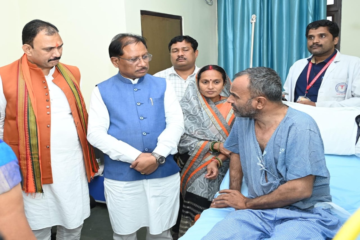 Raipur News: मुख्यमंत्री साय ने एम्स रायपुर में भर्ती विशंभर यादव का जाना कुशलक्षेम, इलाज के लिए 5-5 लाख की आर्थिक सहायता