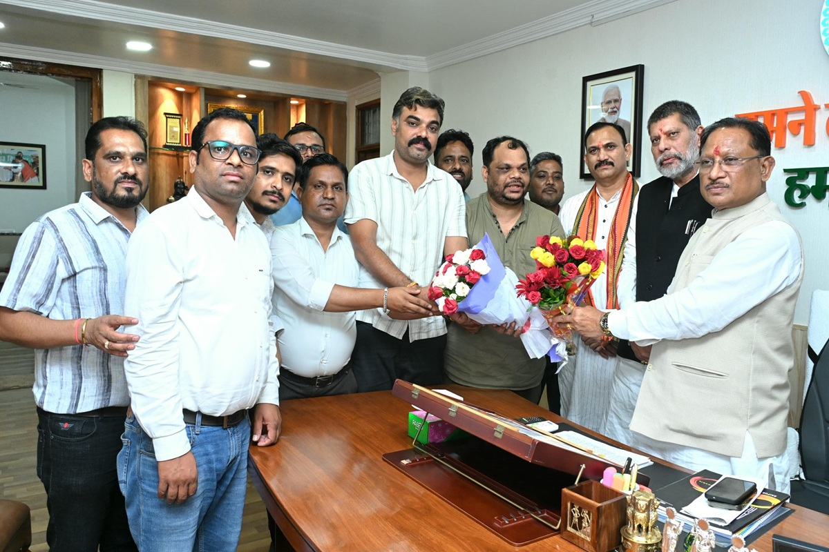 Raipur News: मुख्यमंत्री साय से मिला NHM कर्मचारियों का प्रतिनिधिमंडल, प्रमुख मांगें पूरी होने पर जताया आभार, हड़ताल समाप्त करने के फैसले का सीएम ने किया स्वागत