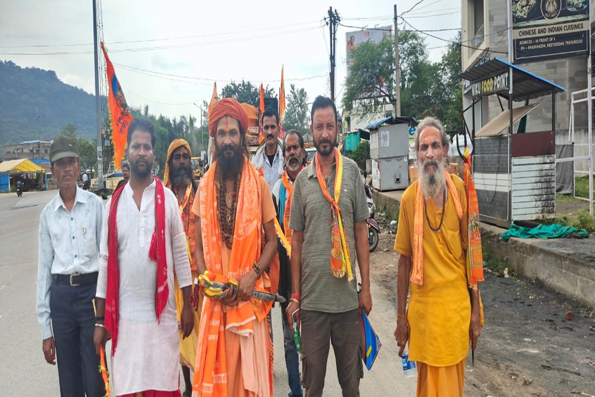 MCB News: गौवंश की रक्षा को लेकर सीतामढ़ी आश्रम से विशेष पदयात्रा शुरू, सीएम साय से मिलेंगे स्वामी रामचंद्र शरण महाराज