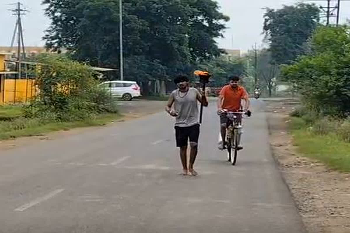 Dindori News: हाथों में मशाल लेकर दौड़ रहा युवक, अमरकंटक से अहिल्यानगर तक नंगे पैर करेंगे यात्रा, जानें कौन है ये आदिनाथ