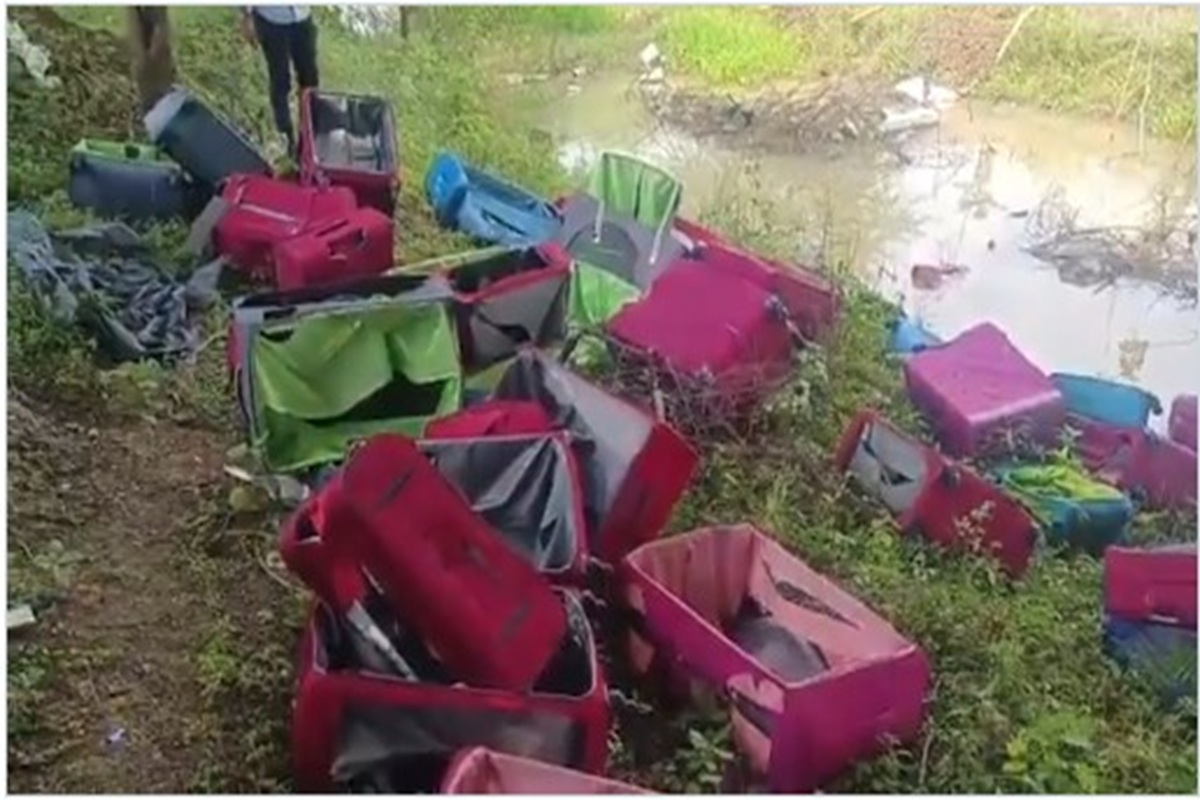 Raipur Crime News: रायपुर माना एक्सप्रेसवे के किनारे लावारिस पड़े दर्जनों कटे हुए नए ट्रॉली बैग, पुलिस जांच में जुटी