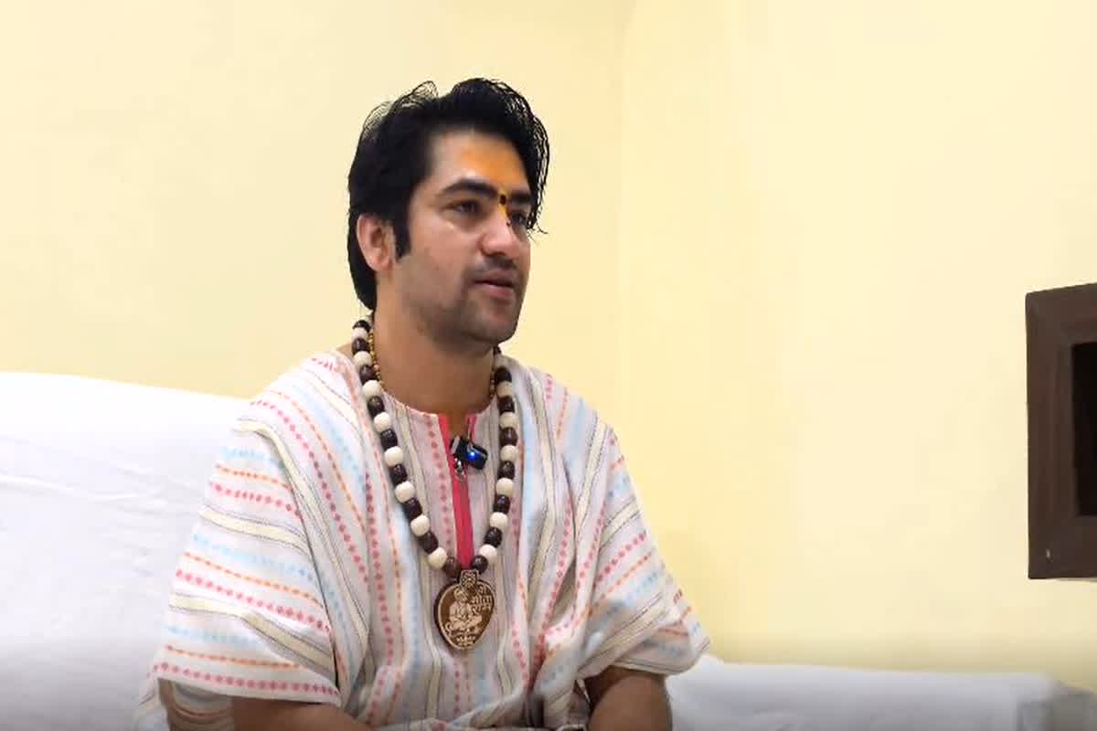 Gwalior News: धीरेंद्र शास्त्री के खिलाफ राष्ट्रपति को चिट्ठी, देशद्रोह का मुकदमा चलाने की मांग, भीम आर्मी और दलित पिछड़ा समाज संगठन ने क्यों खोला मोर्चा, जानें यहां