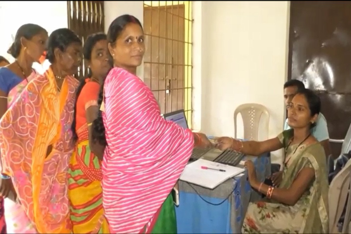 Mahtari Vandan Yojana: महतारी वंदन योजना की सूची से काटे गए हजारों महिलाओं के नाम, अपात्र हितग्राहियों से वापस लिए जा रहे रुपए