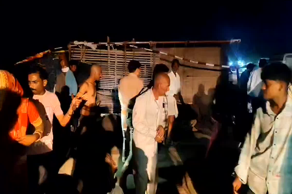 Bhind Road Accident News: अनियंत्रित होकर पलटा श्रद्धालुओं से भरा वाहन, चार दर्जन से ज्याद लोग घायल, 27 की हालत गंभीर