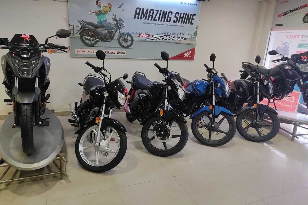 Bike Price Reduced: नवरात्रि पर बाइक खरीदने वालों के लिए खुशखबरी, पहले दिन से ही कम हो जाएंगे इन गाड़ियों के दाम, इतने रुपए तक की होगी बचत