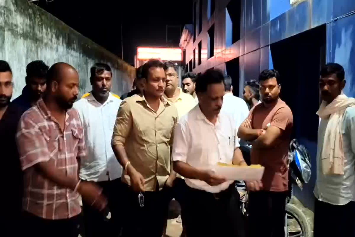 Balrampur News: जिला अस्पताल के कर्मचारियों की लापरवाही से हुई 3 महीने की मासूम की मौत, परिजनों ने किया जमकर हंगामा