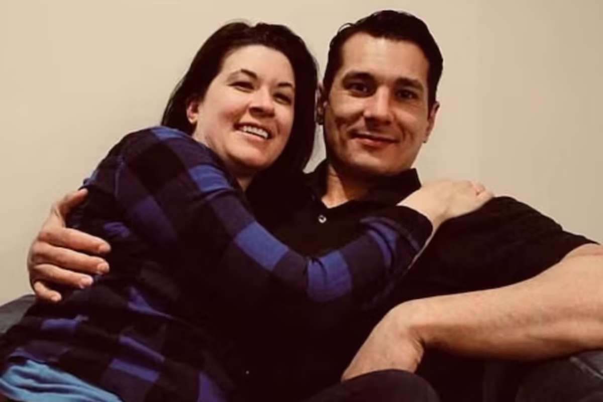 Sister Became Wife of Brother: पति को तलाक देकर लड़की ने भाई के साथ रचाई शादी, किस करते हुए ​फैमिली के Whatsapp ग्रुप में डाली फोटो डालकर बोली- अब भैया हो गए मेरे संइया