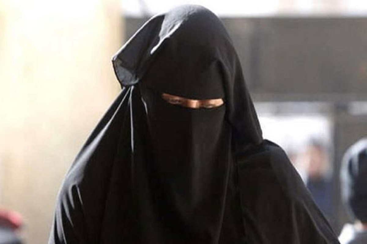 UP News: रेलवे स्टेशन पर ही माथा पीटने लगा युवक, जिसे समझता था अपनी गर्लफ्रेंड वो निकला लड़का, बुर्का पहनकर आया आया था मिलने, ऐसे खुली पोल