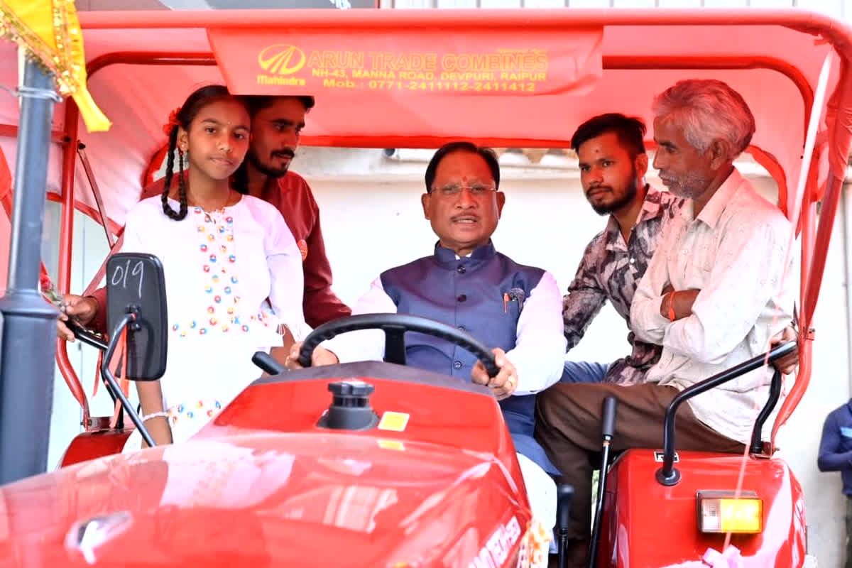 Chhattisgarh News: अचानक ट्रैक्टर शोरूम पहुंचे सीएम साय, किसानों से किया आत्मीय संवाद, कही ये बड़ी बात