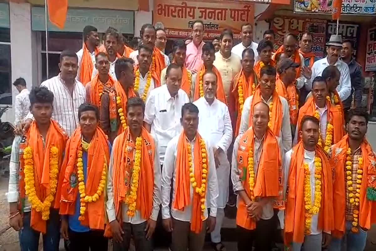 MP News: कांग्रेस को लगा तगड़ा झटका, एक साथ कई कांग्रेसियों ने थामा बीजेपी का दामन, पार्टी ने तिलक लगाकर किया सबका स्वागत