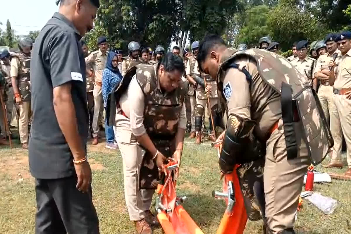 Chhatarpur News: पुलिस ने किया बलवा ड्रिल का आयोजन, पुलिसकर्मियों को 112 गाड़ियों के उपकरणों से करवाया गया अवगत