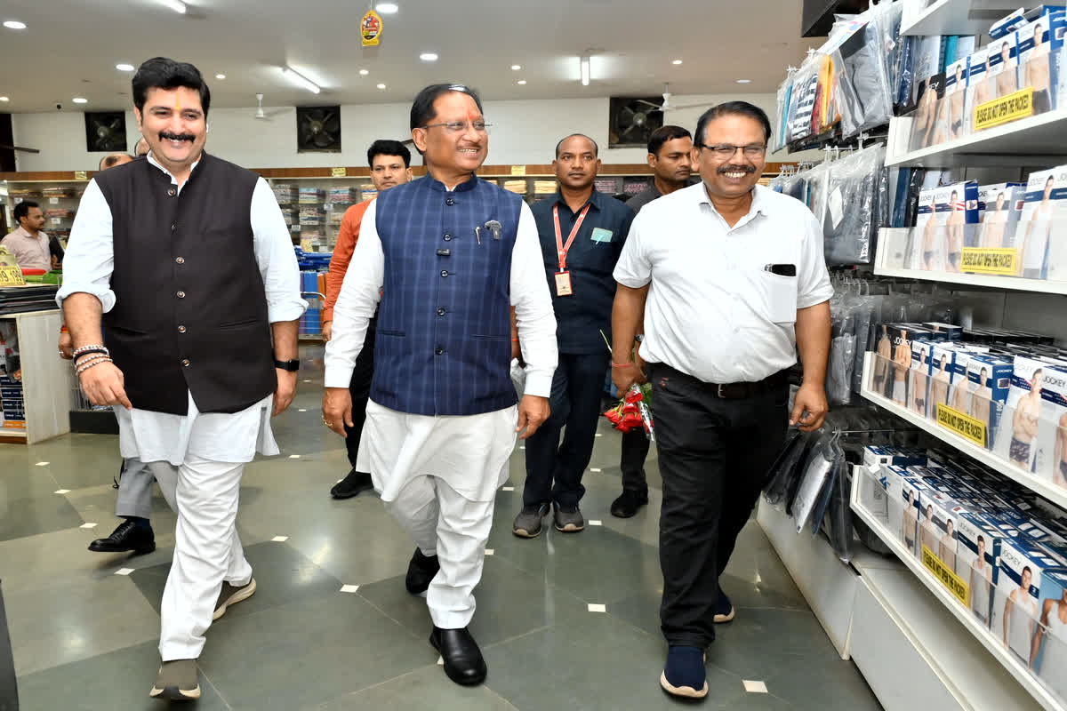 CG News: अचानक शुभम “के मार्ट पहुंचे सीएम साय, घरेलू सामान की शॉपिंग कर उठाया जीएसटी दरों में कटौती का लाभ