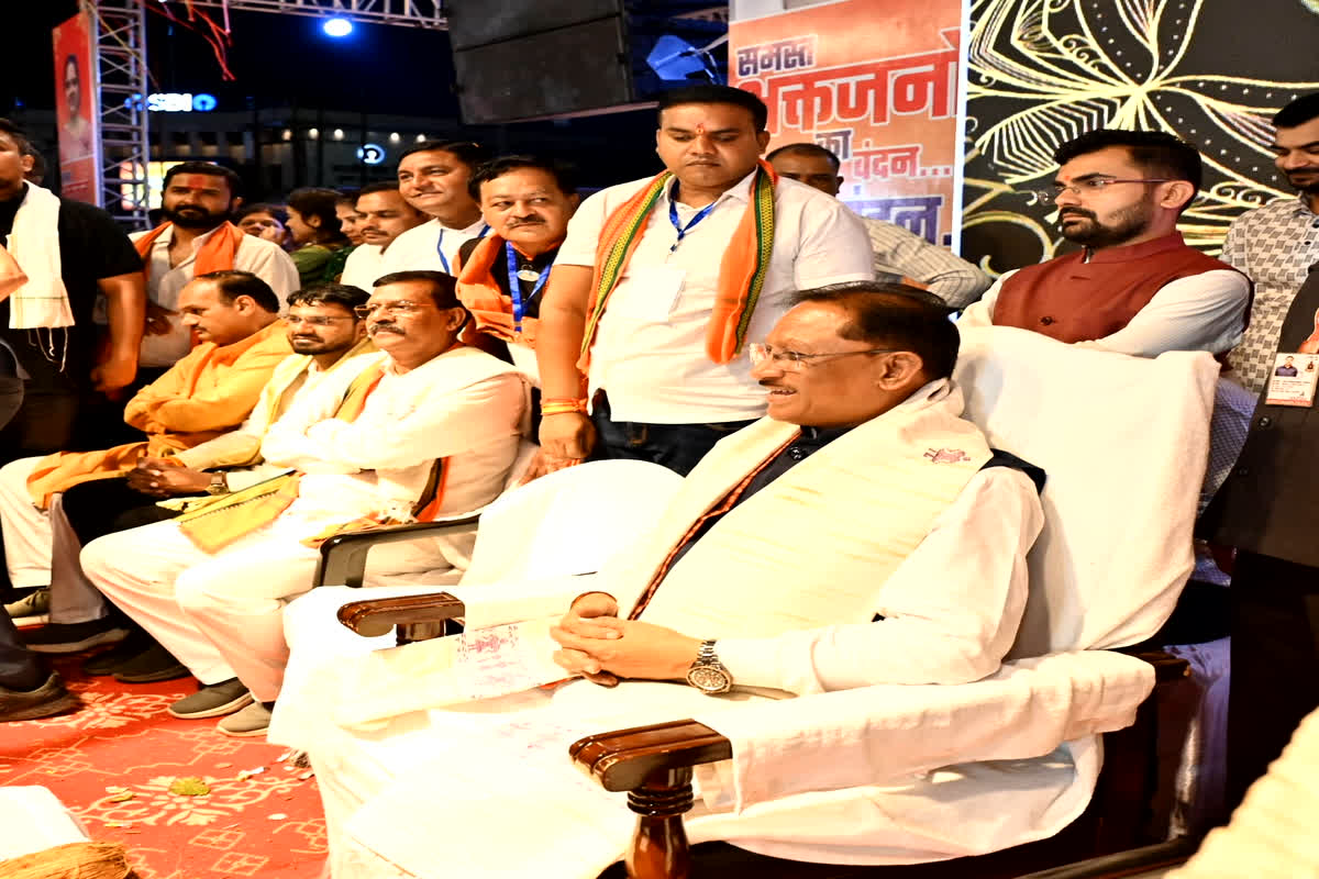 CM Vishnudeo Sai News: ऐतिहासिक गणेश विसर्जन झांकी में पहुंचे मुख्यमंत्री विष्णुदेव साय, आकर्षण का केंद्र बनी पौराणिक प्रसंगों एवं आधुनिक घटनाओं पर आधारित सुसज्जित झांकियां