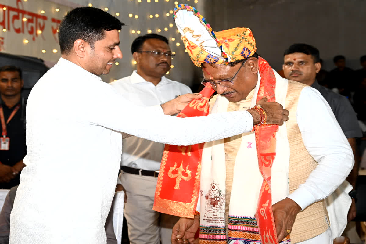 CG News: राजधानी रायपुर के विभिन्न गरबा महोत्सव में शामिल हुए सीएम साय, मातारानी का दर्शन कर लिया आशीर्वाद