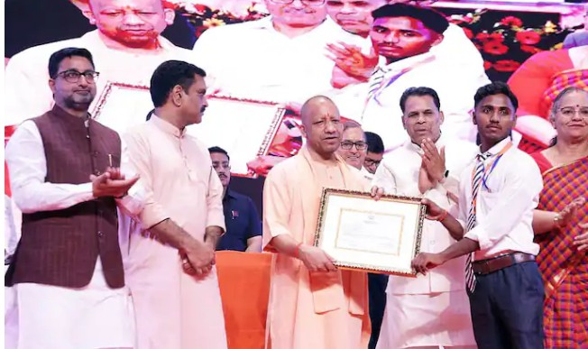 CM Yogi Adityanath gave a gift