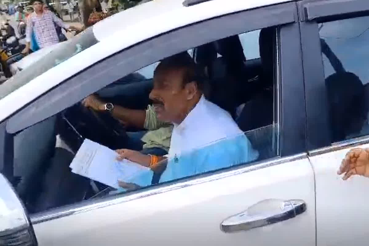 Chhatarpur News: कांग्रेसियों ने अचानक रुकवाया केंद्रीय मंत्री का काफिला, हाथ जोड़ कर की ये मांग, देखें वीडियो