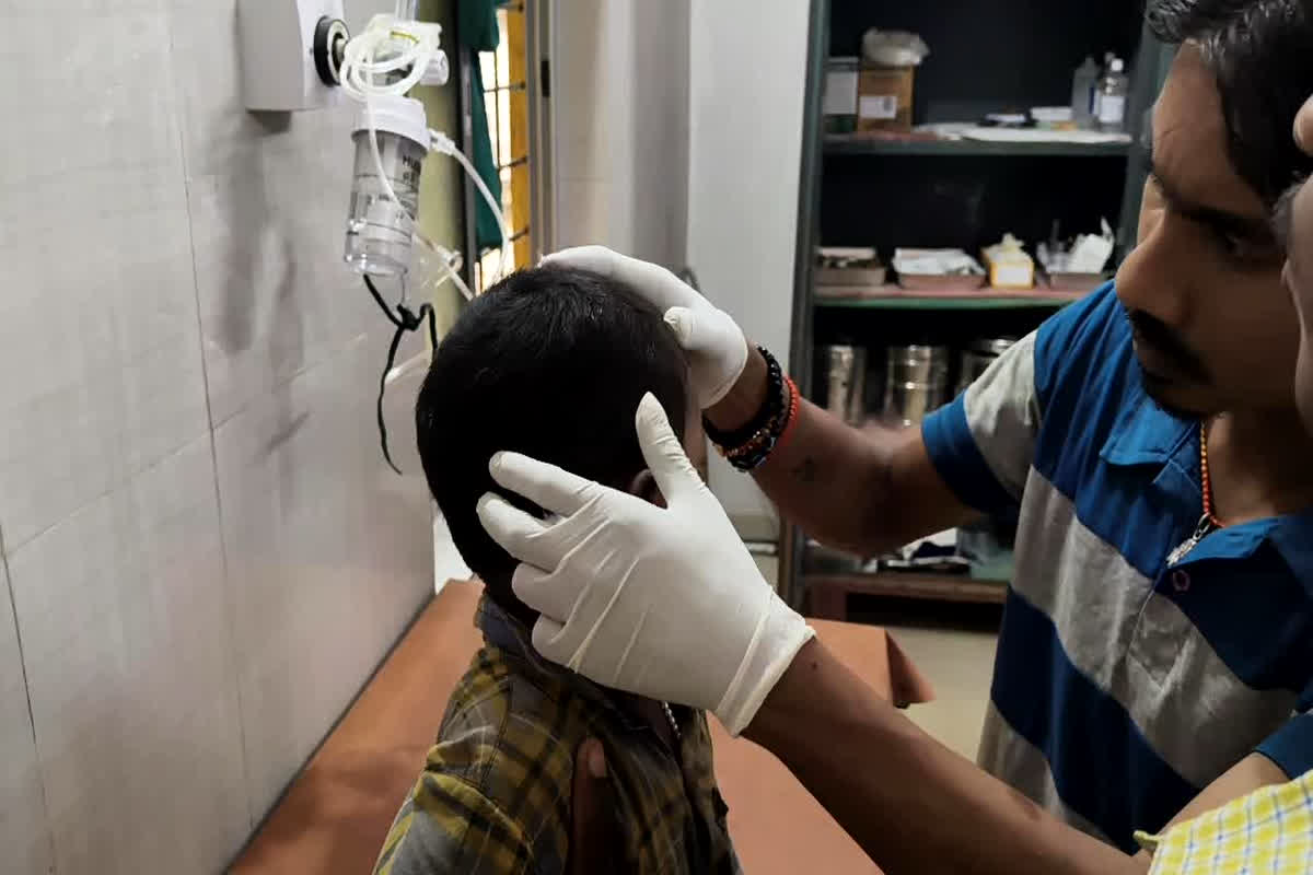 Balrampur News: आंगनबाड़ी केंद्र में बड़ा हादसा! घायल हुआ चार साल का बच्चा, कार्यकर्ता और सहायिकाओं पर लगाए ये आरोप