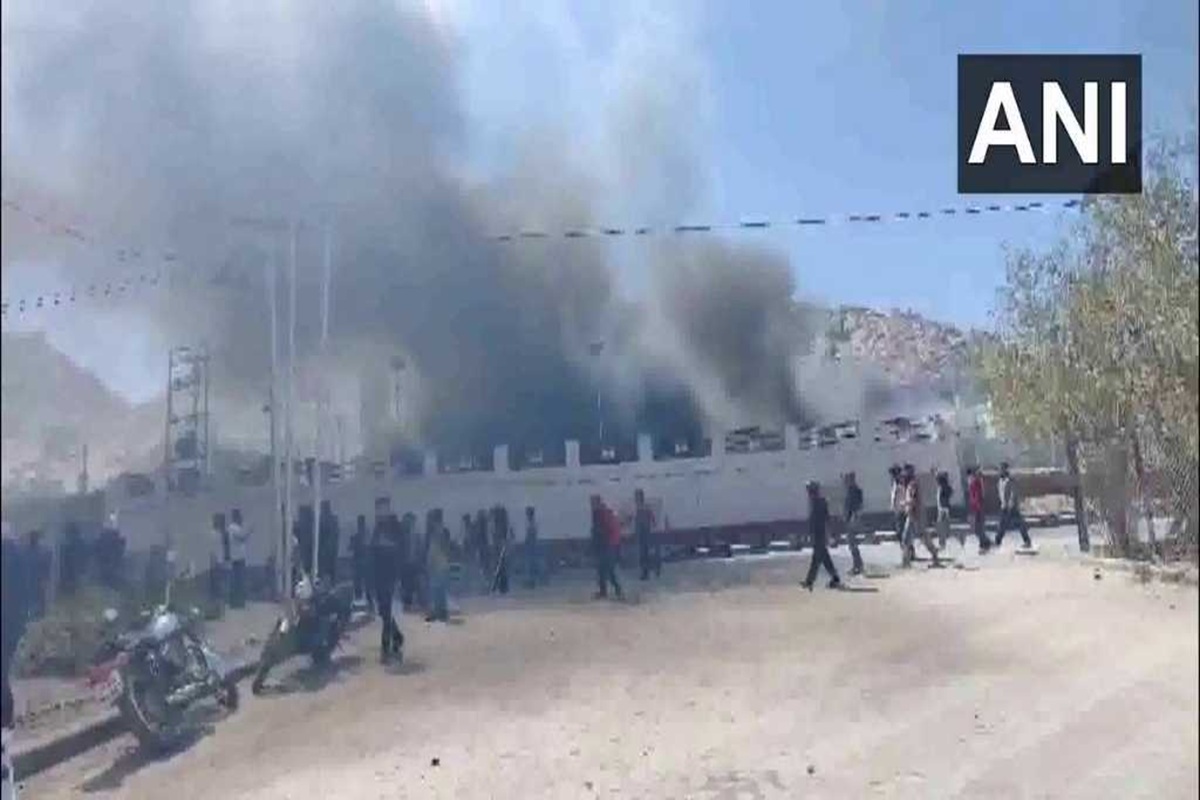 Leh News: प्रदर्शनकारियों ने भाजपा कार्यालय में लगाई आग, लेह हिल काउंसिल भवन पर भी हुआ पथराव