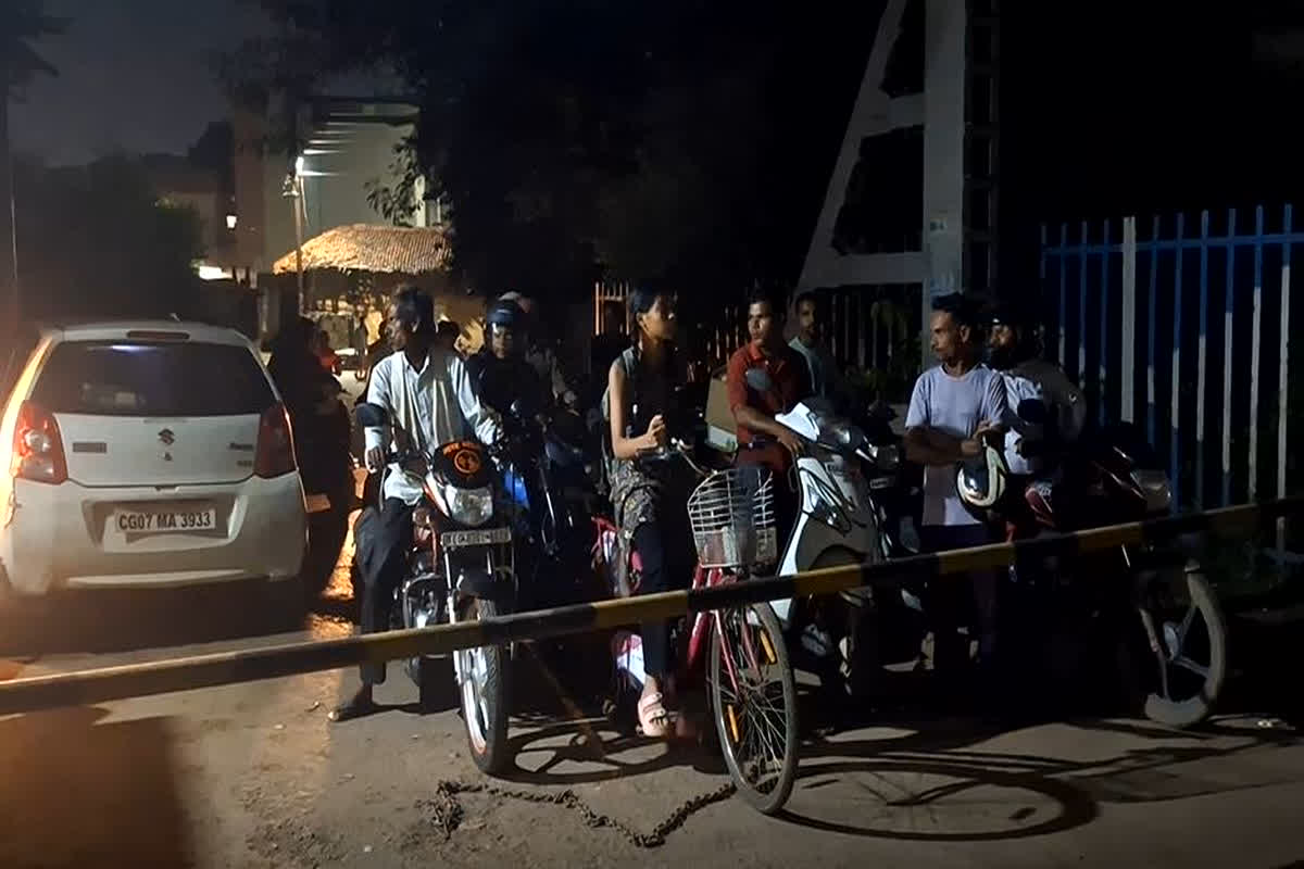 Durg News: बड़ा हादसा टला! ट्रेन आने से कुछ मिनट पहले ही रेलवे फाटक तोड़कर भागा ट्रैक्टर चालक, मची अफरातफरी, देखें वीडियो