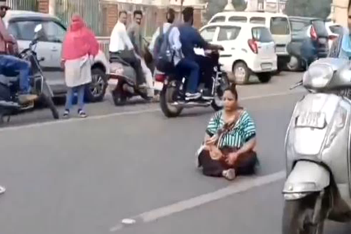 Viral Video: 20 रुपये में गोलगप्पे वाले ने दिया सिर्फ 4 पानीपुरी तो नाराज महिला ने उठाया ये कदम, देखकर पुलिसवाले के भी उड़े होश, वीडियो हुआ वायरल