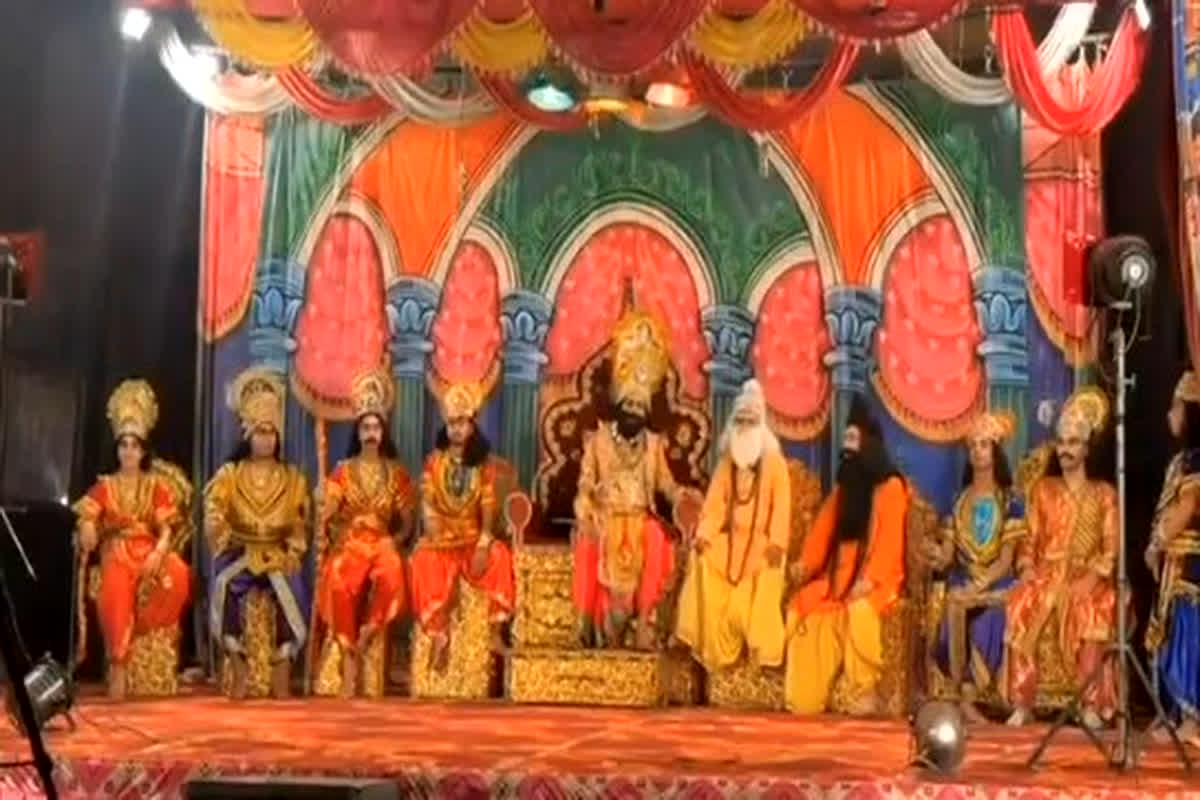 Live Video Of Death: ‘मैं प्रजा के लिए अपनी जान दे सकता हूँ”.. इतना कहते ही निढाल हो गए रामलीला के दशरथ, सामने आया मौत का Live वीडियो