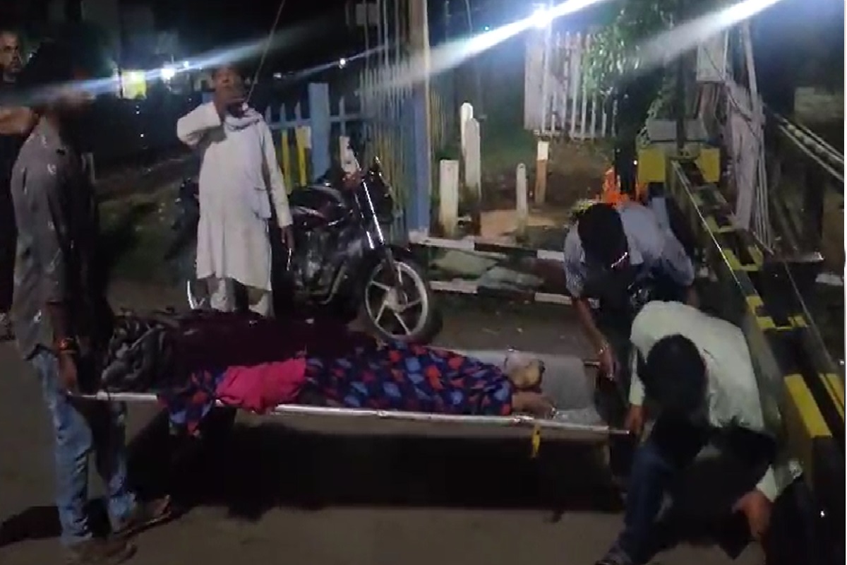 Harda Accident News: ट्रेन की चपेट में आई गणेश झांकी देखने आई महिला, मौके पर हुई मौत, देखते रह गया पति