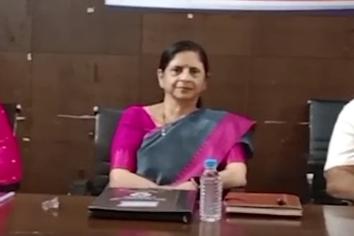 Raipur News: मीटिंग में महिला को वेस्टर्न ड्रेस, ग्लैमरस मेकअप और सेक्सी लुक में बुलावा, चैम्बर ऑफ़ कॉमर्स की प्रदेश अध्यक्ष का आपत्तिजनक चैट वायरल