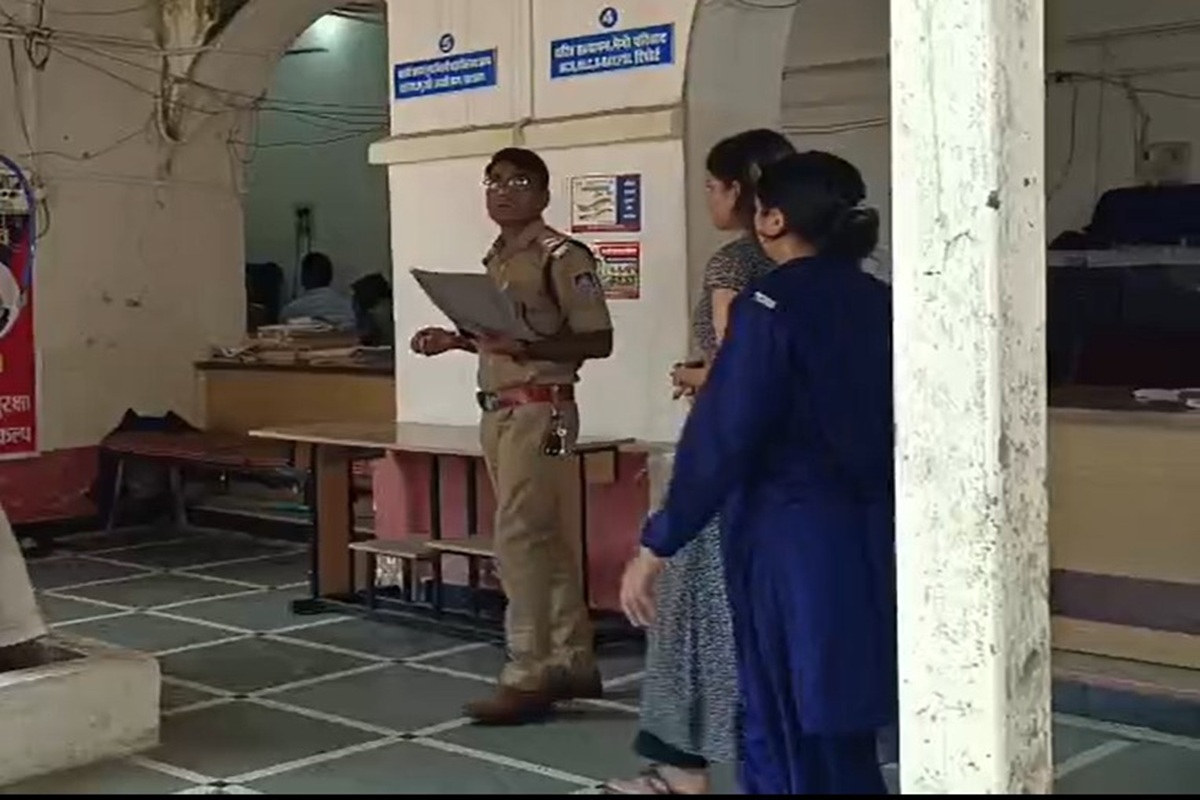 Tikamgarh News: युवती ने शख्स को बंधक बनाया, फिर अश्लील वीडियो बनाकर करने लगी इस चीज की मांग