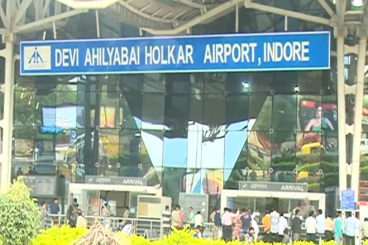 Indore News: एयरपोर्ट पर यात्री के पैंट में घूसा चूहा, इलाज न मिलने पर बवाल, अब ड्यूटी में तैनात डॉक्टर को किया सस्पेंड