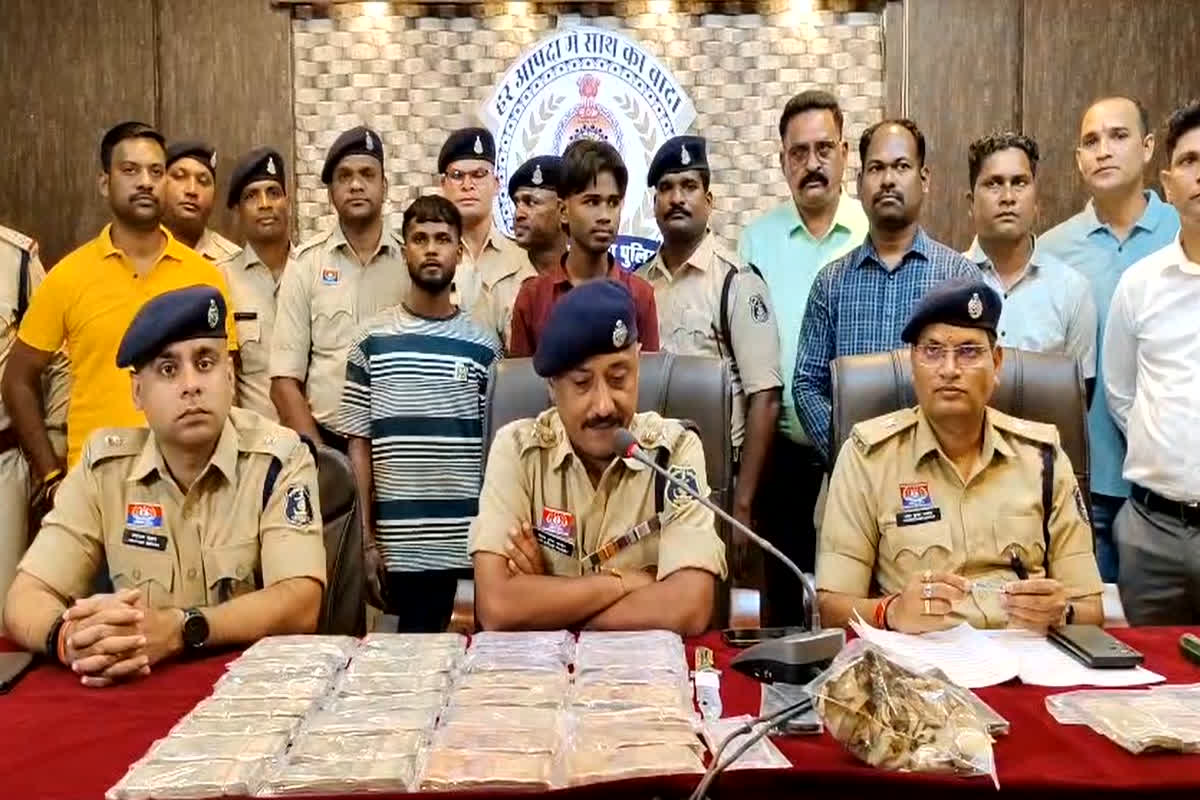 Janjgir-Champa Crime News: खाद व्यापारी से लूट मामले में पुलिस ने किया खुलासा, नाबालिग नौकर समेत 3 आरोपियों को किया गिरफ्तार