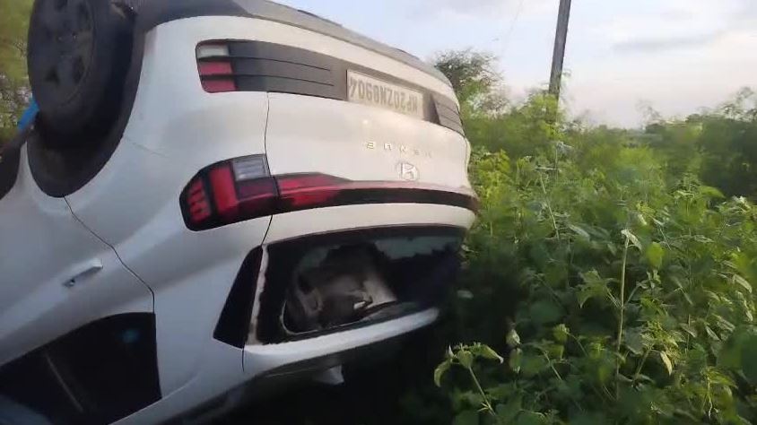 Jabalpur Road Accident: दर्दनाक सड़क हादसा, बाइक को टक्कर मारने के बाद अनिंयत्रित होकर पलटी कार, मां बेटे समेत तीन लोगों की मौत