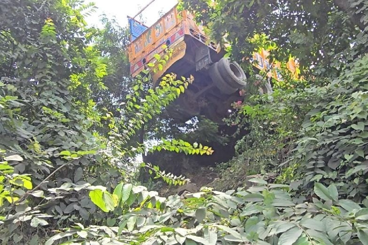 Keshkal Ghat News: पेड़ के सहारे लटके दिखा ट्रक, केशकाल घाट में बड़ी दुर्घटना टली, देखें पूरी खबर…