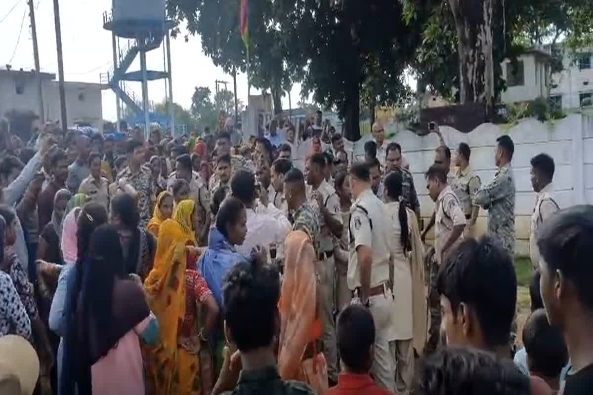 Kawardha News: कवर्धा में फिर बवाल, दुर्गा पंडाल को लेकर भिड़े दो समुदाय के लोग, 22 ग्रामीण और 7 पुलिसकर्मी घायल