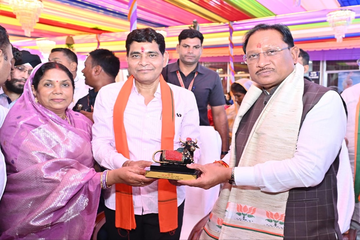 CG News: राजस्व मंत्री वर्मा के बंगले में आयोजित तीजा मिलन समारोह में शामिल हुए सीएम साय, कहा- लोकपरंपराएं और संस्कृति समाज को जोड़ने का बेहतर माध्यम