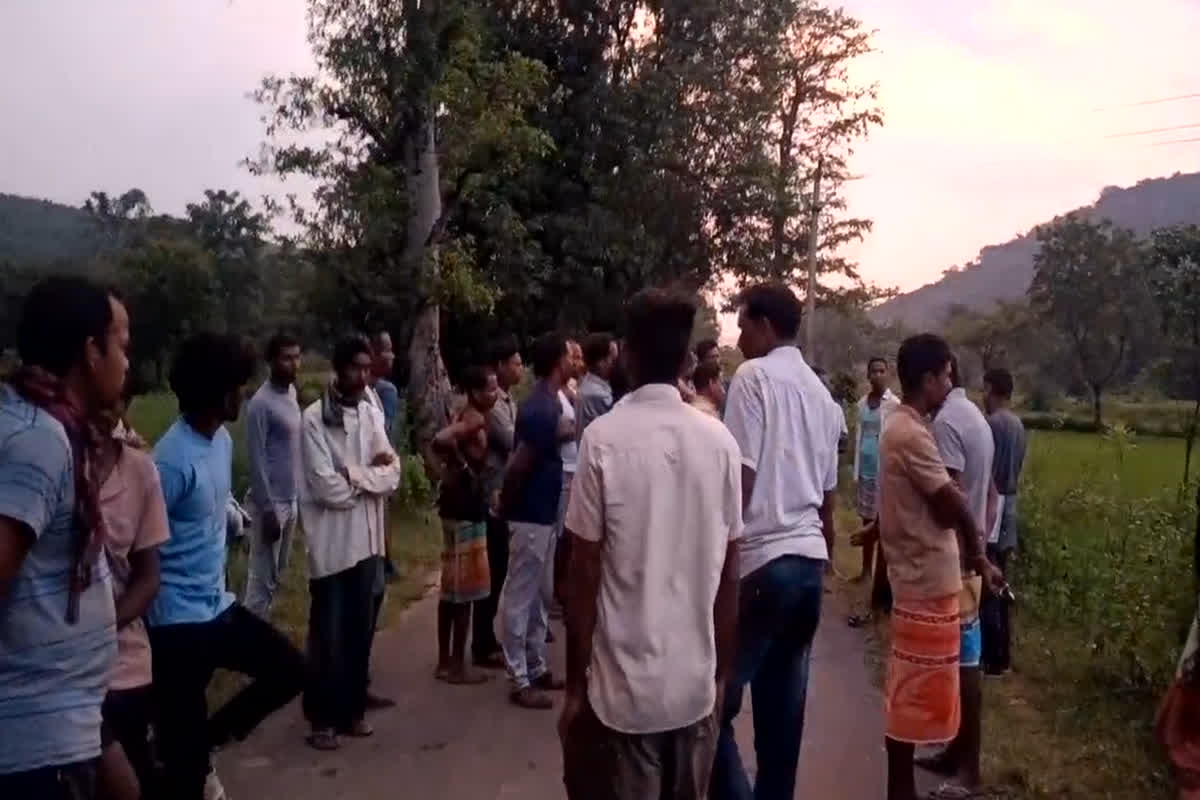 Pathalgaon Road Accident News: अनियंत्रित होकर पलटा तेज रफ़्तार ट्रैक्टर, दबने से हुई चालक की मौत