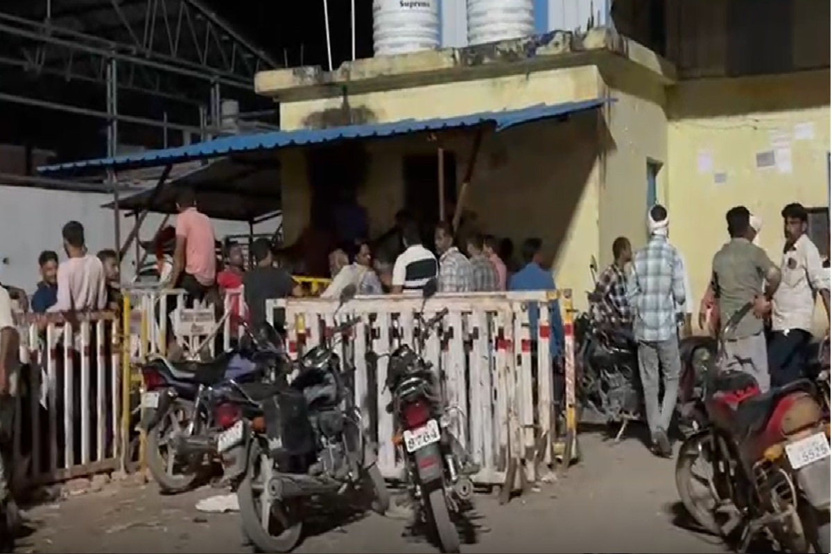 Rewa News: खाद की किल्लत से परेशान हुए किसान, 24 घंटे पहले ही लगाई लाइन, महिलाएं भी लगी कतार में