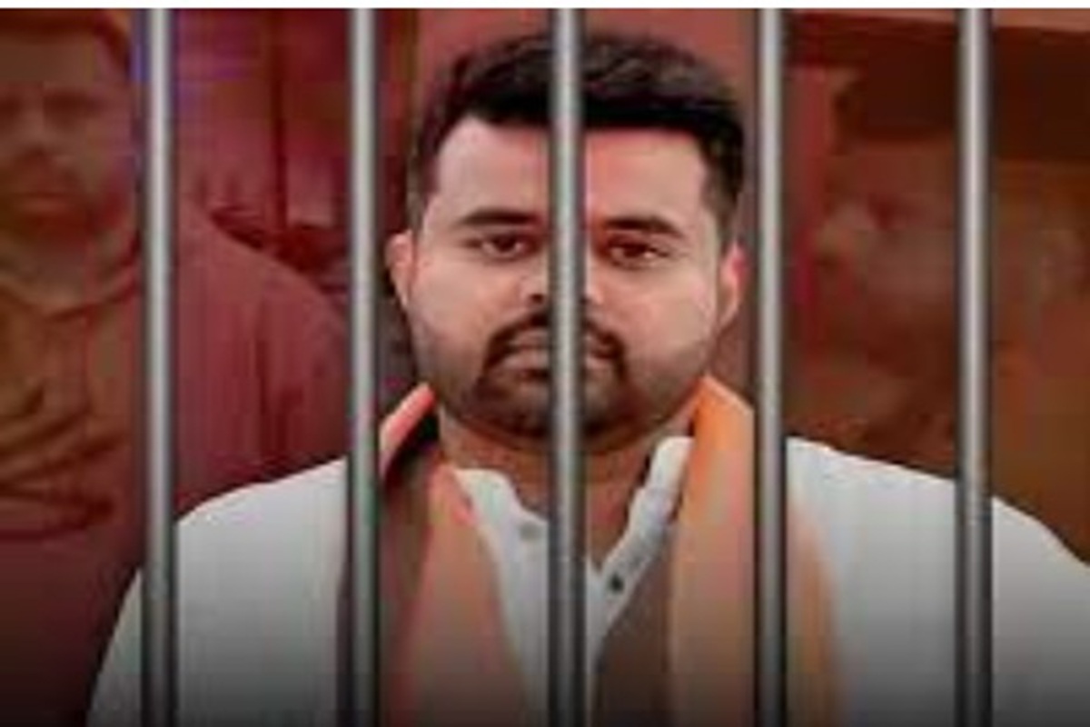 Prajwal Revanna: रेप की सजा काट रहे पूर्व सांसद जेल में करेंगे लाइब्रेरी क्लर्क का काम, प्रतिदिन इतने रुपए मिलेगा वेतन