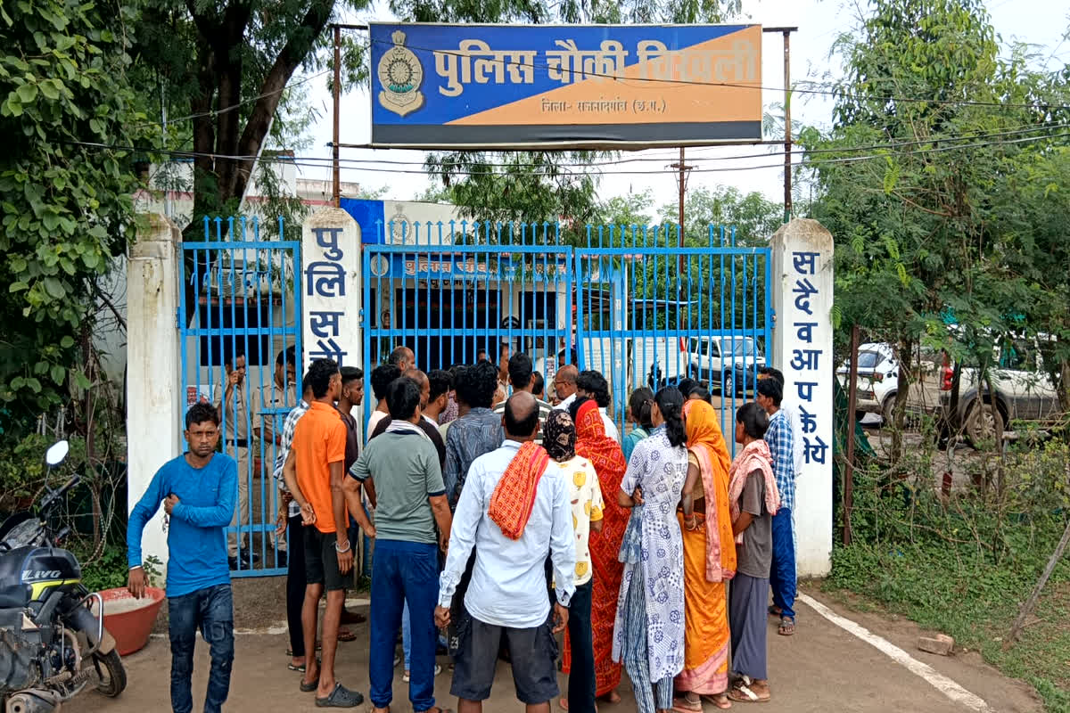 Rajnandgaon Crime News: चाकूबाजी में युवक की मौत के बाद भड़के ग्रामीण, आरोपियों के वाहन को किया आग के हवाले, थाने का किया घेराव