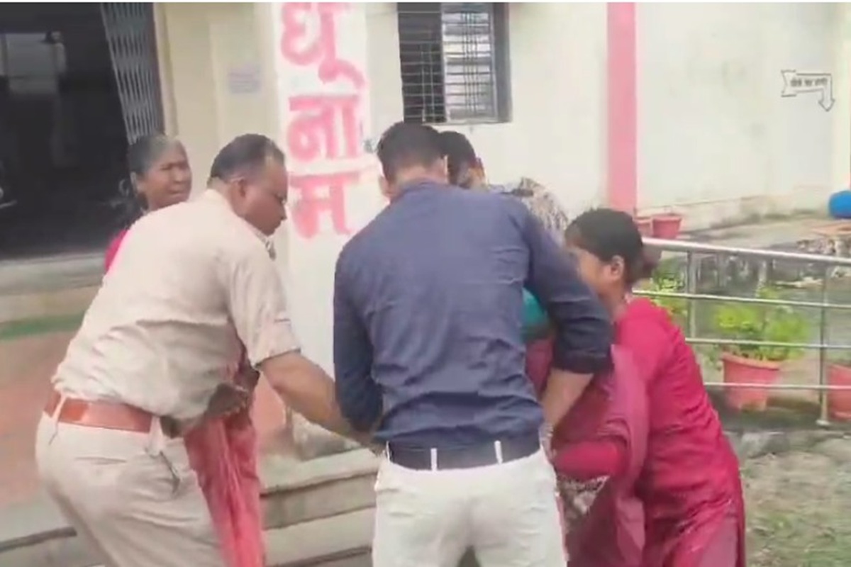 Mohla-Manpur News: थाना परिसर में परिवार के 5 लोगों ने की आत्महत्या की कोशिश, महिला ने दो बच्चों पर डाला पेट्रोल