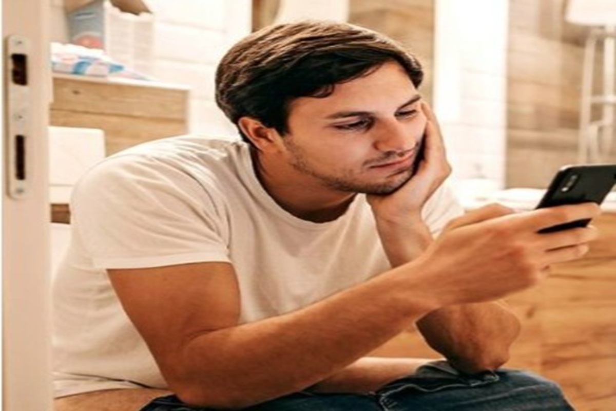 Piles ke lakshan: टॉयलेट में स्मार्टफोन पर ‘स्क्रॉल’ करने से बढ़ जाता है पाइल्स का खतरा, अध्ययन में बड़ा खुलासा