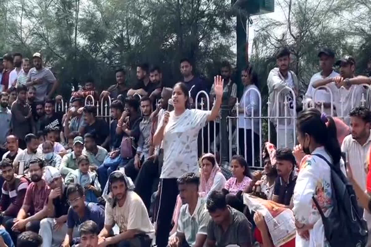 UKSSSC Paper Leak Case: पेपर लीक मामले में फूटा युवाओं का गुस्सा, सड़कों पर उतरे हजारों अभ्यर्थी, सरकार के खिलाफ की नारेबाजी