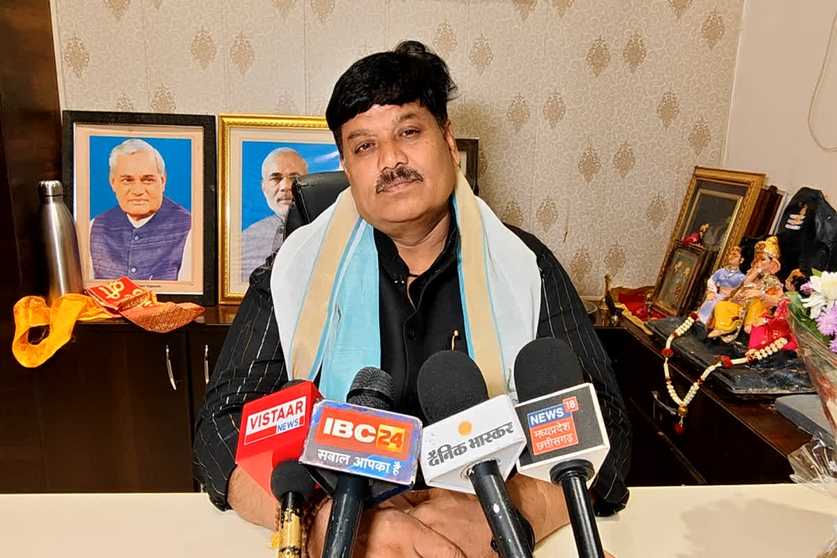 Ujjain News: गरबा पंडालों में दूसरे धर्मों के लोगों को नहीं मिलेगी एंट्री, सांसद ने कहा- नियम तोड़ने पर होगी कानूनी कार्रवाई