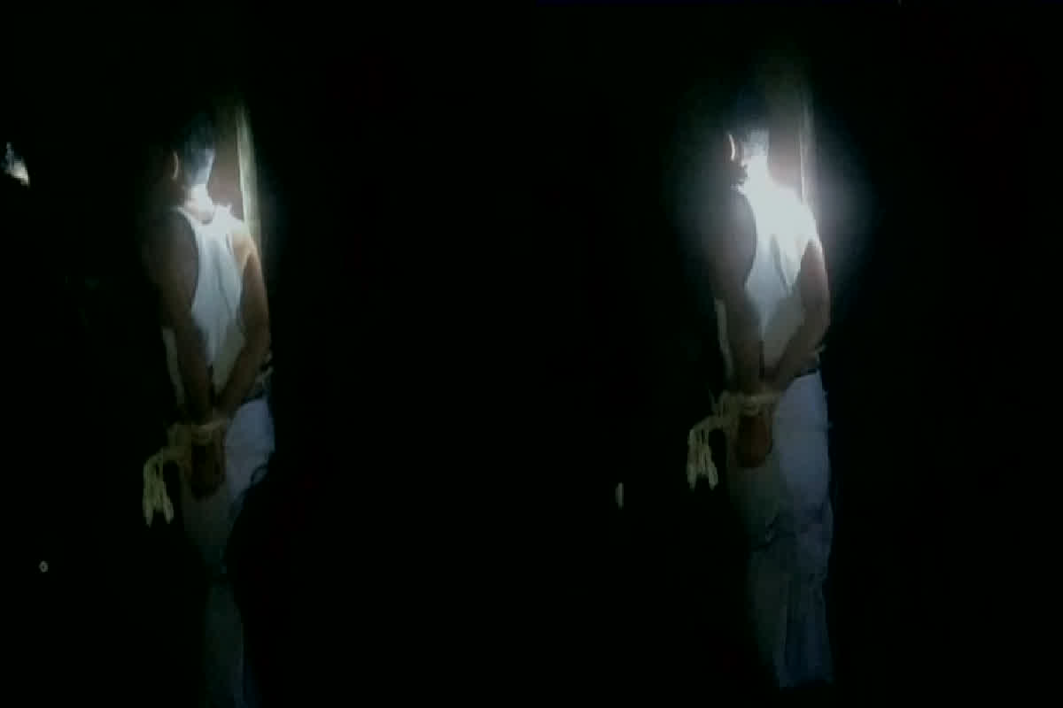 Raebareli News: प्रेमिका से मिलने गए अधेड़ को ग्रामीणों ने दी तालिबानी सजा, वीडियो देखकर आप भी हो जाएंगे हैरान